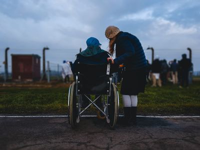 Фото людини на інвалідному візку